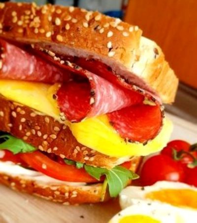 Δροσερό σάντουιτς με σαλάμι Λευκάδος, μάνγκο και μουστάρδα Ντιζόν