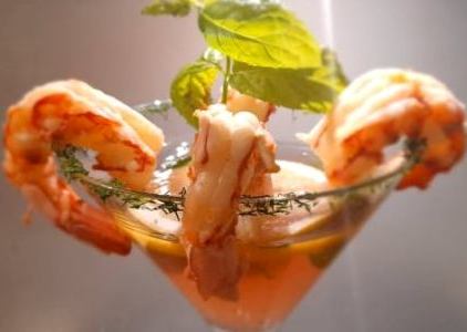 Γαρίδες κοκτέιλ με ζελέ από ροζέ κρασί, σε αρώματα μέντας