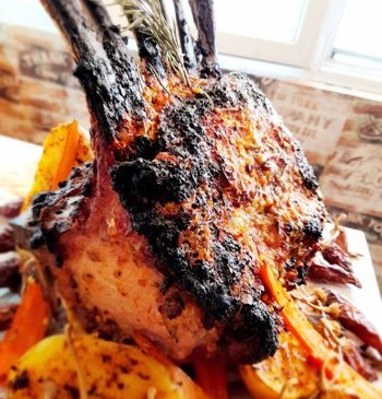 Ψητό χοιρινό καρέ σε άλμη, καραμελωμένο με γλάσο πετιμεζιού