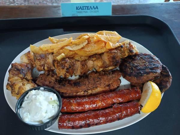 Κλασσικό ουζερί ''Η Καστέλλα'' για καλό μεζέ, καλό τσίπουρο αλλά και live 