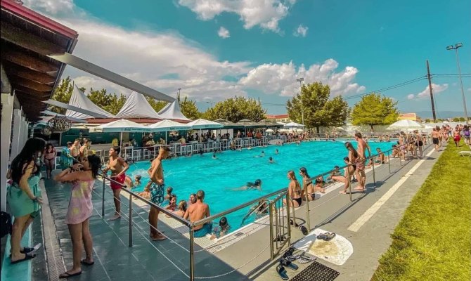 Και τον Δεκαπενταύγουστο ανοιχτά η Δημοτική Πισίνα Νεάπολης