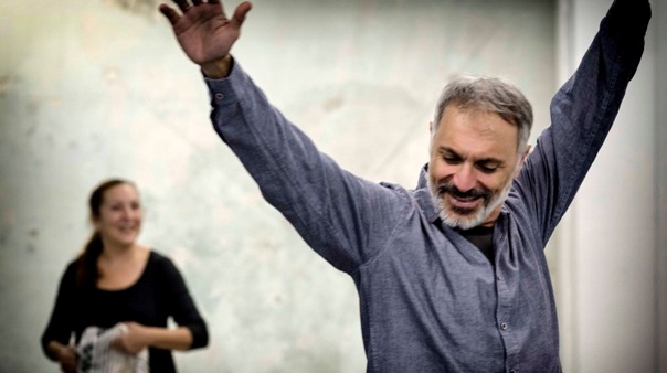  Ψηλαφίζοντας τα τραύματα της ιστορίας: «Αναζητώντας την Ελένη» στο Θέατρο Κων. Τσιάνος